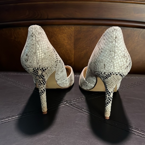 Snakeskin Patterned Women's Pumps - Picture 4 of 9